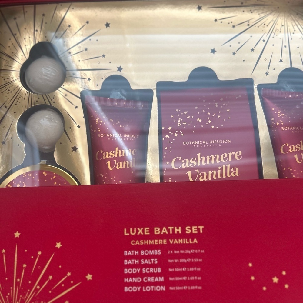 NEW Cashmere Vanilla Luxe Bath Gift Set Bath Bombs Lotion Scrub - Picture 4 of 4